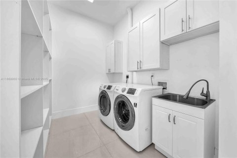 House in Miami, Florida 4 bedrooms, 331.38 sq.m. № 1920567 - photo 28