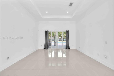 House in Miami, Florida 4 bedrooms, 331.38 sq.m. № 1920567 - photo 7