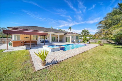 House in Miami, Florida 4 bedrooms, 331.38 sq.m. № 1920567 - photo 25