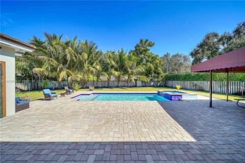 House in Miami, Florida 4 bedrooms, 331.38 sq.m. № 1920567 - photo 21