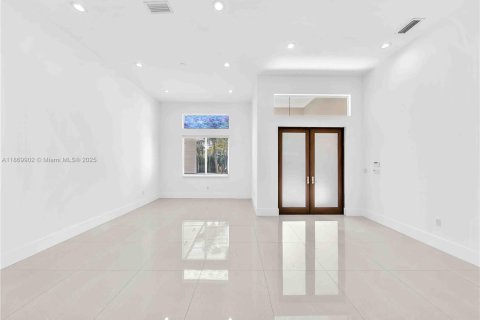 House in Miami, Florida 4 bedrooms, 331.38 sq.m. № 1920567 - photo 4