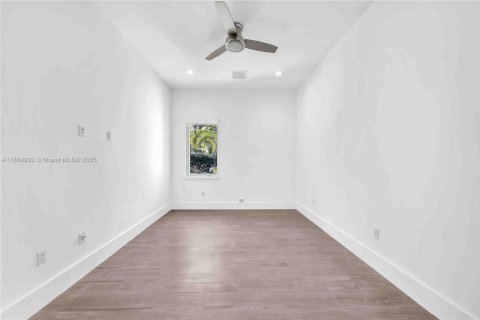 House in Miami, Florida 4 bedrooms, 331.38 sq.m. № 1920567 - photo 17