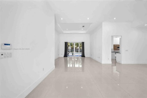 House in Miami, Florida 4 bedrooms, 331.38 sq.m. № 1920567 - photo 5
