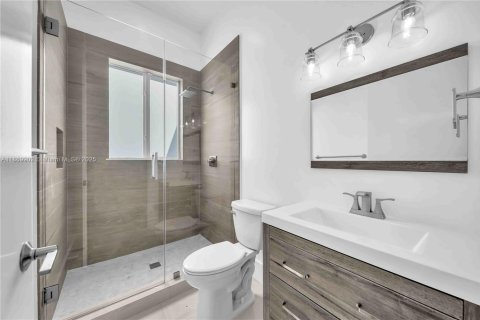 House in Miami, Florida 4 bedrooms, 331.38 sq.m. № 1920567 - photo 16