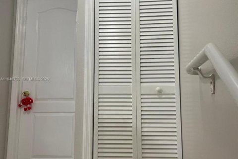 Снять в аренду таунхаус в Хайалиа, Флорида 2 спальни, 86.4м2, № 2003469 - фото 4