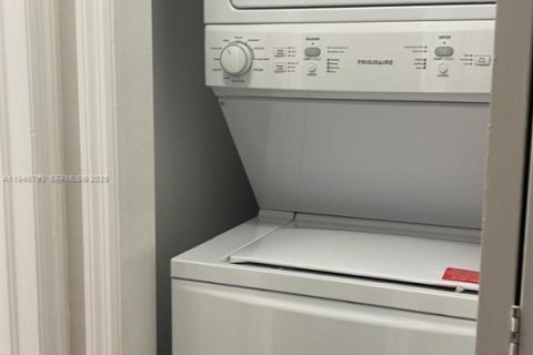 Снять в аренду таунхаус в Хайалиа, Флорида 2 спальни, 86.4м2, № 2003469 - фото 5