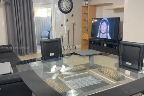 Снять в аренду таунхаус в Хайалиа, Флорида 2 спальни, 86.4м2, № 2003469 - фото 2