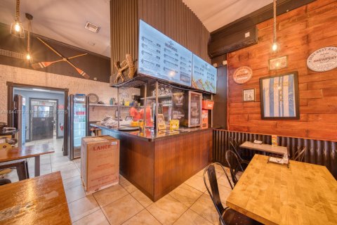 Propiedad comercial en venta en Miami Beach, Florida № 1981873 - foto 2