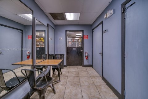 Propiedad comercial en venta en Miami Beach, Florida № 1981873 - foto 10