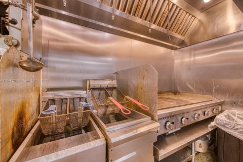 Propiedad comercial en venta en Miami Beach, Florida № 1981873 - foto 15