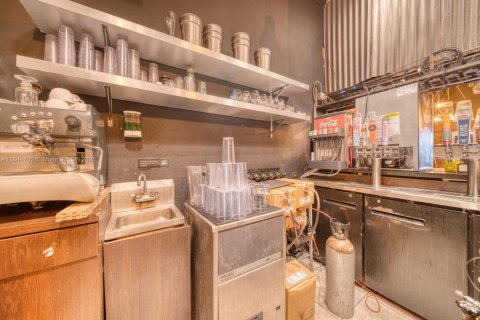 Propiedad comercial en venta en Miami Beach, Florida № 1981873 - foto 9