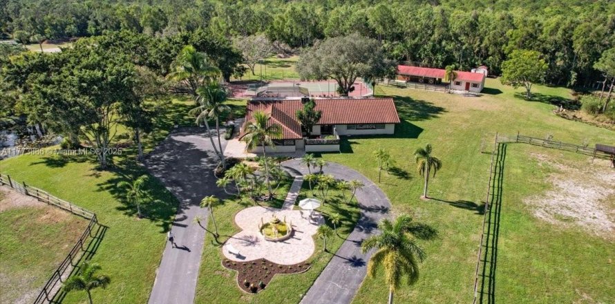 House in Loxahatchee Groves, Florida 3 bedrooms, 235.23 sq.m. № 1692687