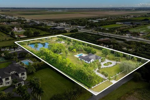 Casa en alquiler en Miami, Florida, 5 dormitorios, 408.4 m2 № 2040162 - foto 2
