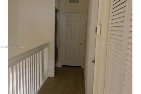 Townhouse in Hialeah, Florida 3 bedrooms, 143.07 sq.m. № 2019608 - photo 17