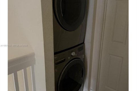 Townhouse in Hialeah, Florida 3 bedrooms, 143.07 sq.m. № 2019608 - photo 18