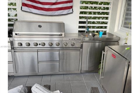 Townhouse in Hialeah, Florida 3 bedrooms, 143.07 sq.m. № 2019608 - photo 19