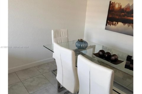 Townhouse in Hialeah, Florida 3 bedrooms, 143.07 sq.m. № 2019608 - photo 8