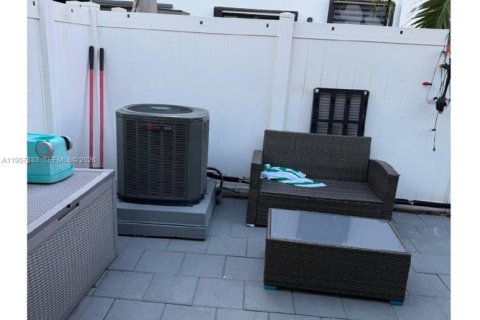 Townhouse in Hialeah, Florida 3 bedrooms, 143.07 sq.m. № 2019608 - photo 20