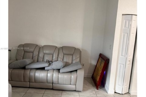 Townhouse in Hialeah, Florida 3 bedrooms, 143.07 sq.m. № 2019608 - photo 2
