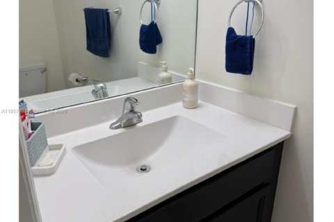 Townhouse in Hialeah, Florida 3 bedrooms, 143.07 sq.m. № 2019608 - photo 15