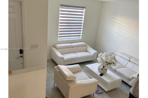Townhouse in Hialeah, Florida 3 bedrooms, 143.07 sq.m. № 2019608 - photo 3