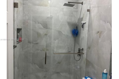 Townhouse in Hialeah, Florida 3 bedrooms, 143.07 sq.m. № 2019608 - photo 11