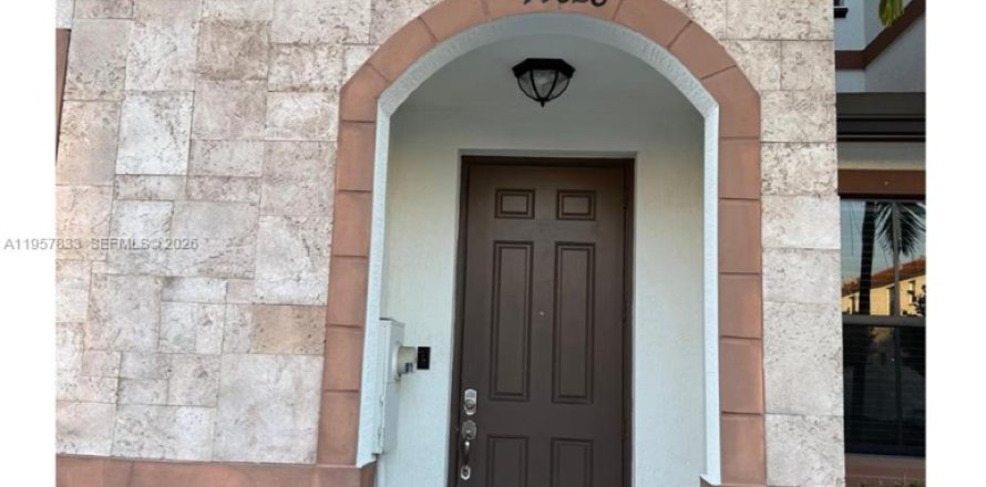 Townhouse in Hialeah, Florida 3 bedrooms, 143.07 sq.m. № 2019608