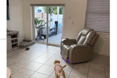 Townhouse in Hialeah, Florida 3 bedrooms, 143.07 sq.m. № 2019608 - photo 4