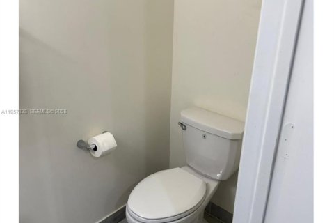 Townhouse in Hialeah, Florida 3 bedrooms, 143.07 sq.m. № 2019608 - photo 16