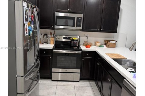 Townhouse in Hialeah, Florida 3 bedrooms, 143.07 sq.m. № 2019608 - photo 6