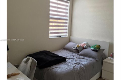 Townhouse in Hialeah, Florida 3 bedrooms, 143.07 sq.m. № 2019608 - photo 13