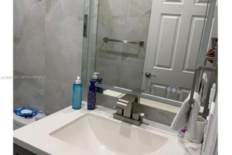 Townhouse in Hialeah, Florida 3 bedrooms, 143.07 sq.m. № 2019608 - photo 12