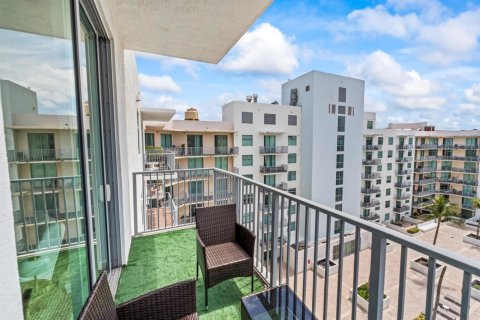 Condo in Hollywood, Florida, 1 bedroom № 2187223 - photo 22