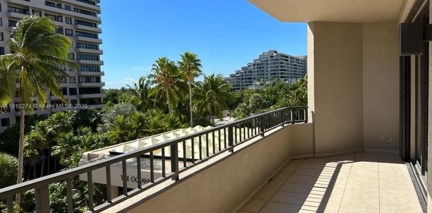 Condo in Key Biscayne, Florida, 3 bedrooms  № 2013114