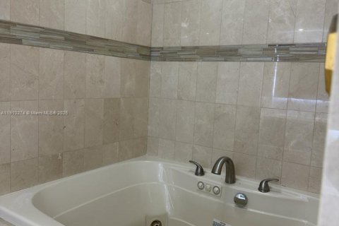 Condo in Key Biscayne, Florida, 3 bedrooms  № 2013114 - photo 13