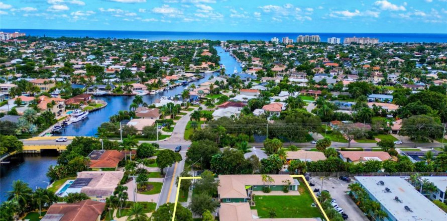 Commercial property in Lighthouse Point, Florida 258.64 sq.m. № 786046