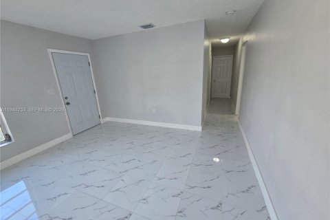 House in Miami, Florida 3 bedrooms, 94.02 sq.m. № 2001875 - photo 9