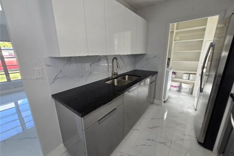 House in Miami, Florida 3 bedrooms, 94.02 sq.m. № 2001875 - photo 12