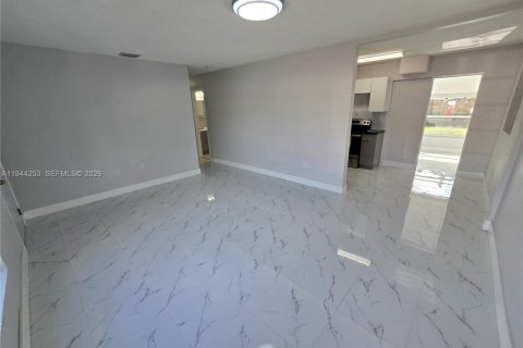 House in Miami, Florida 3 bedrooms, 94.02 sq.m. № 2001875 - photo 6