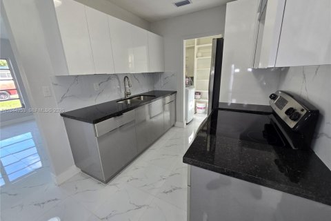 House in Miami, Florida 3 bedrooms, 94.02 sq.m. № 2001875 - photo 11