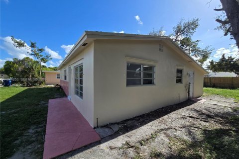 House in Miami, Florida 3 bedrooms, 94.02 sq.m. № 2001875 - photo 3
