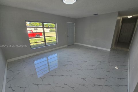 House in Miami, Florida 3 bedrooms, 94.02 sq.m. № 2001875 - photo 5