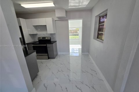 House in Miami, Florida 3 bedrooms, 94.02 sq.m. № 2001875 - photo 10