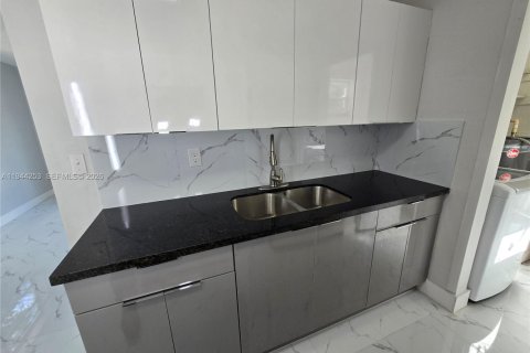 House in Miami, Florida 3 bedrooms, 94.02 sq.m. № 2001875 - photo 17