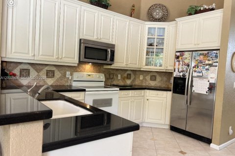 Купить виллу или дом в Корал-Спрингс, Флорида 3 комнаты, 211.63м2, № 2066512 - фото 3