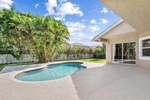 Купить виллу или дом в Корал-Спрингс, Флорида 3 комнаты, 211.63м2, № 2066512 - фото 10