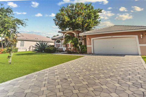 Купить виллу или дом в Корал-Спрингс, Флорида 3 комнаты, 211.63м2, № 2066512 - фото 1