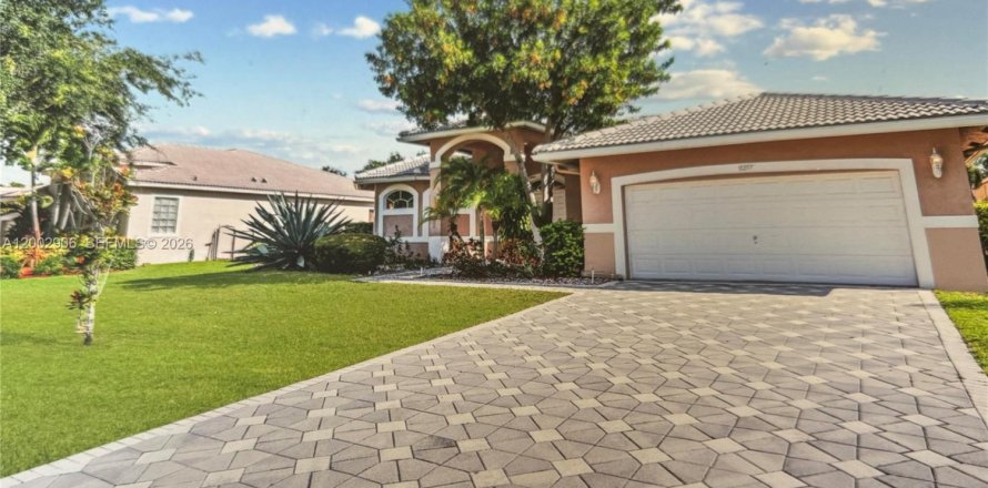 Дом в Корал-Спрингс, Флорида 3 комнаты, 211.63м2 № 2066512