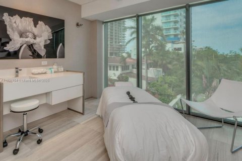 Condo in Miami, Florida, 2 bedrooms № 1975715 - photo 13