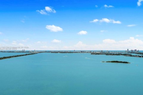 Condo in Miami, Florida, 2 bedrooms № 1975715 - photo 11